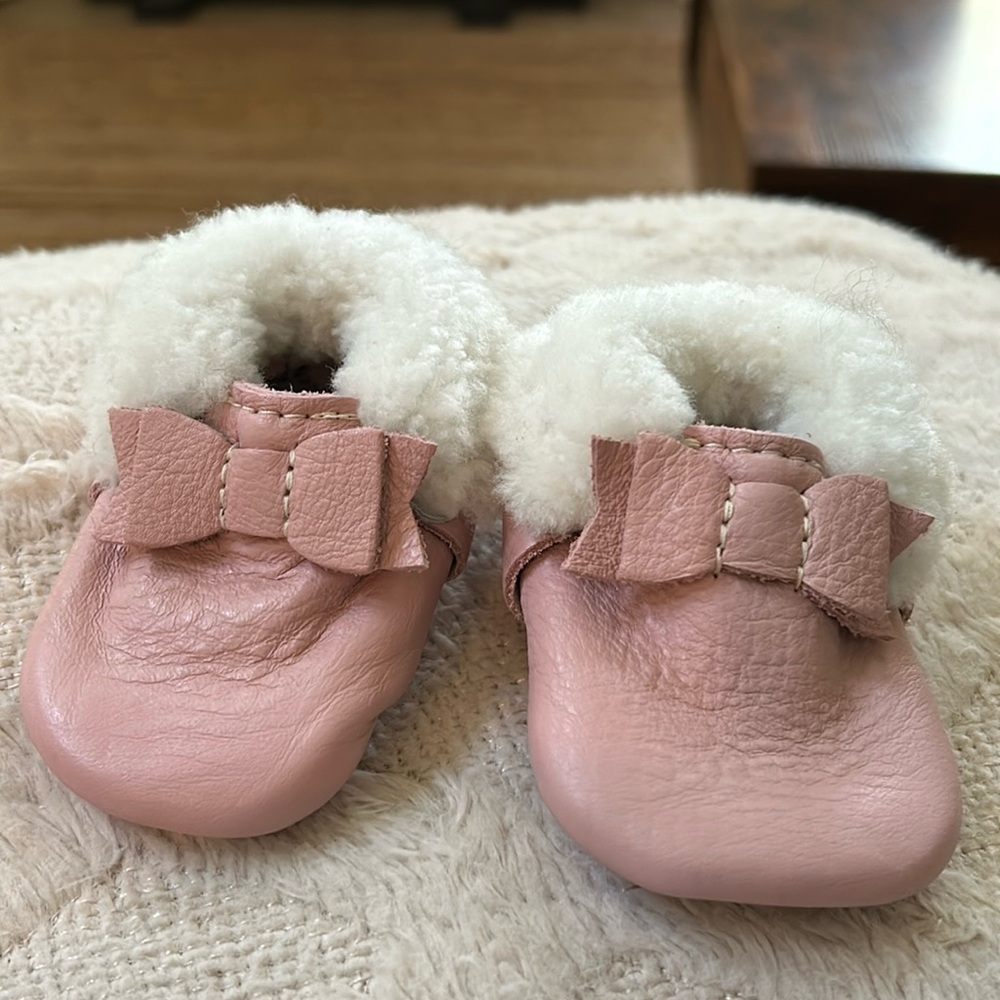 Like new Freshly Picked premium leather Sherpa lined baby infant moccasi…